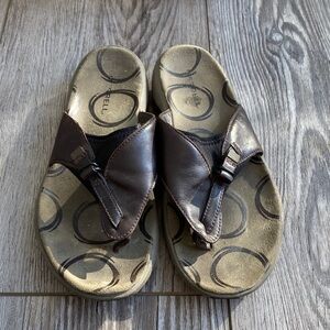 Merrell Brown and Beige Leather Thong Sandals with Circular Insole Print